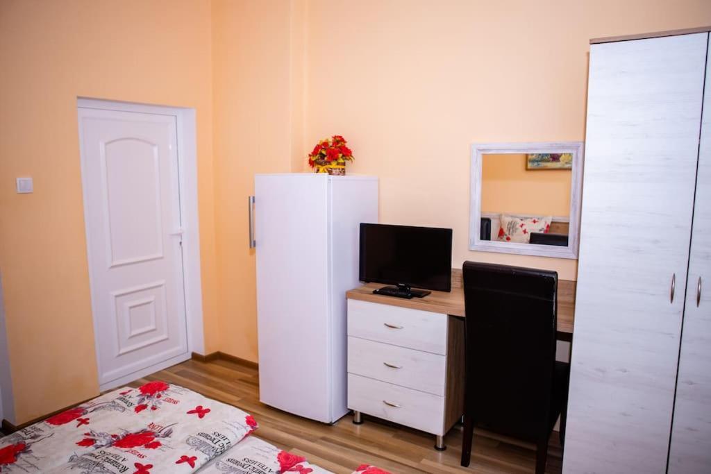 Lucky 2 Hotel Pavel Banya Buitenkant foto