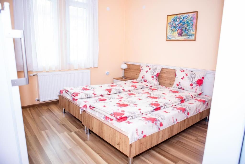 Lucky 2 Hotel Pavel Banya Buitenkant foto