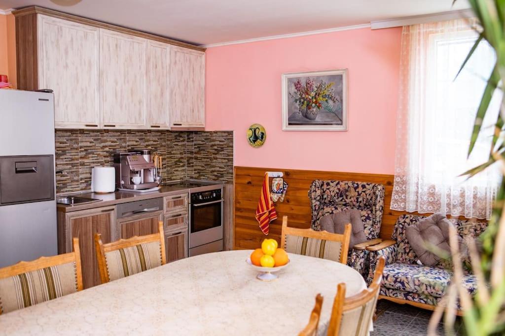 Lucky 2 Hotel Pavel Banya Buitenkant foto