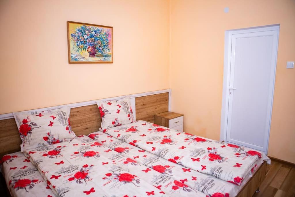 Lucky 2 Hotel Pavel Banya Buitenkant foto