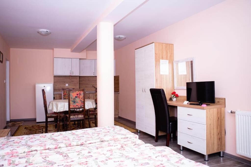 Lucky 2 Hotel Pavel Banya Buitenkant foto