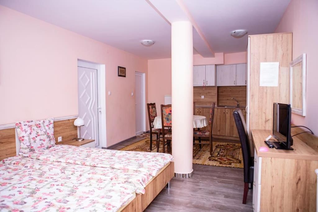Lucky 2 Hotel Pavel Banya Buitenkant foto
