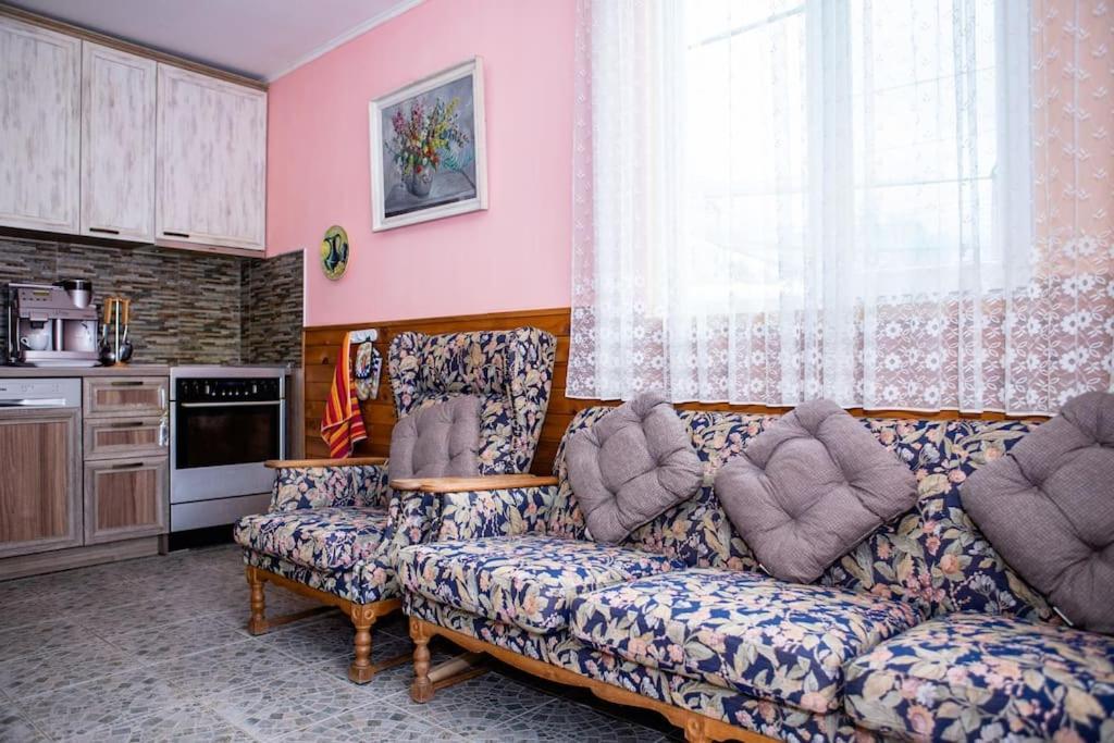 Lucky 2 Hotel Pavel Banya Buitenkant foto